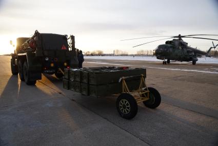 ящики с боеприпасами для зарядки вертолетов Ми-8 войсковой части ВВС а Каменске-Уральском, перед началом учебного, воздушного минирования