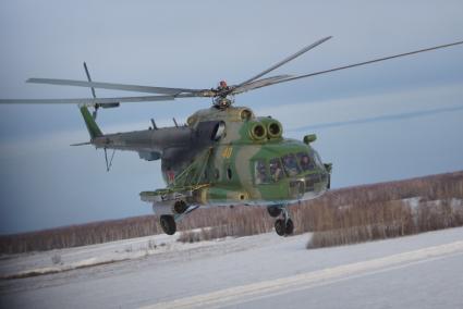 вертолет Ми-8 во время учебного воздушного минирования