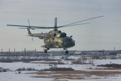 вертолет Ми-8 во время учебного воздушного минирования