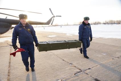 техники несут ящики с боеприпасами для зарядки вертолетов Ми-8 войсковой части ВВС а Каменске-Уральском, перед началом учебного, воздушного минирования