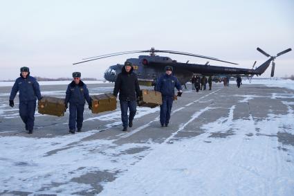 техники несут ящики с боеприпасами для вертолетов Ми-8 войсковой части ВВС в Каменске-Уральском, после полетов на учебное  воздушное минирования