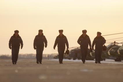 пилоты вертолетов Ми-8 на взлетно-посадочной полосе войсковой части ВВС а Каменске-Уральском, перед началом учебного, воздушного минирования