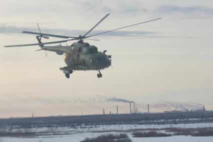 вертолет Ми-8 во время учебного воздушного минирования