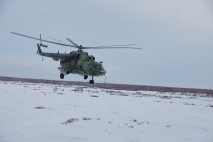 вертолет Ми-8 во время учебного воздушного минирования