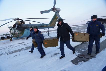 техники несут ящики с боеприпасами для вертолетов Ми-8 войсковой части ВВС в Каменске-Уральском, после полетов на учебное  воздушное минирования