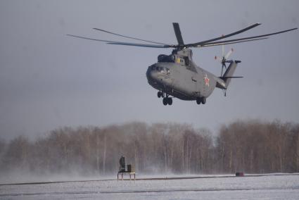 тяжелый транспортнй вертолет Ми-26 заходит на посадку на взлетно-посадочной полосе войсковой части ВВС под Каменск-Уральским