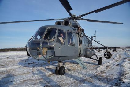 вертолет Ми-8 во время учебного воздушного минирования