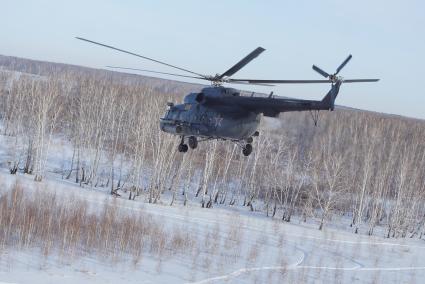 вертолет Ми-8 во время учебного пуска ракет НУРС на полигоне