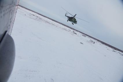 вертолет Ми-8 во время учебного воздушного минирования