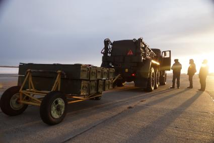 ящики с боеприпасами для зарядки вертолетов Ми-8 войсковой части ВВС а Каменске-Уральском, перед началом учебного, воздушного минирования