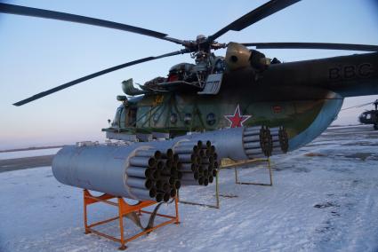 техники проводят техническое обслуживание вертолетов Ми-8 войсковой части ВВС в Каменске-Уральском, после полетов на учебное  воздушное минирования