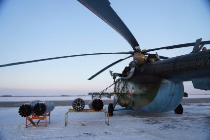 техники проводят техническое обслуживание вертолетов Ми-8 войсковой части ВВС в Каменске-Уральском, после полетов на учебное  воздушное минирования