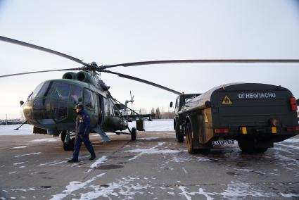 Вертолеты Ми-8 на взлетно-посадочной полосе войсковой части ВВС а Каменске-Уральском, перед началом учебного, воздушного минирования