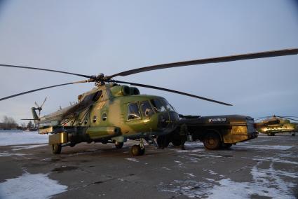 Вертолеты Ми-8 на взлетно-посадочной полосе войсковой части ВВС а Каменске-Уральском, перед началом учебного, воздушного минирования