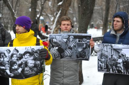 В Москве прошел пикет у посольства Польши. На снимке: участники акции держат в руках плакаты с архивными фотографиями концлагеря.