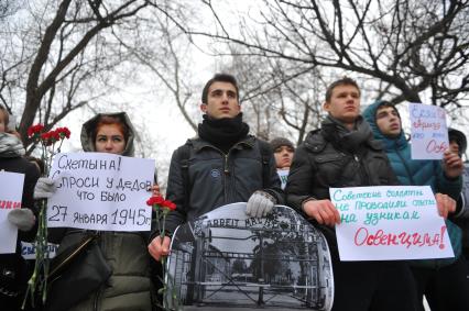 В Москве прошел пикет у посольства Польши. На снимке: участники акции держат в руках плакаты с архивными фотографиями концлагеря.