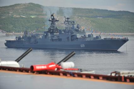 Североморск. Военно-морской парад в День ВМФ РФ. На снимке: большой противолодочный корабль `Североморск`.