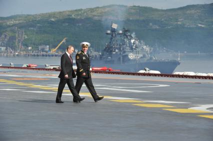 Североморск. Военно-морской парад в День ВМФ РФ. На снимке:  президент РФ Владимир Путин и командир авианосца `Адмирал флота Советского Союза Кузнецов`, капитан 1 ранга Сергей Артамонов (справа) на палубе тяжелого авианесущего крейсера `Адмирал флота Советского Союза Кузнецов`.