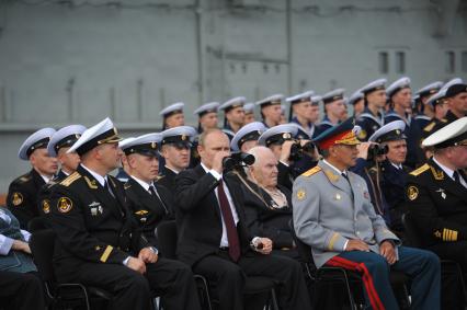 Североморск. Военно-морской парад в День ВМФ РФ. На снимке (слева направо): командир авианосца `Адмирал флота Советского Союза Кузнецов`, капитан 1 ранга Сергей Артамонов, президент РФ Владимир Путин и министр обороны РФ Сергей Шойгу.