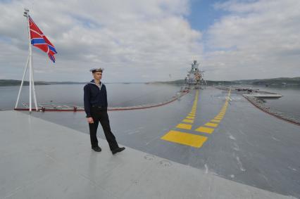 Североморск. Военно-морской парад в День ВМФ РФ. Тяжелый авианесущий крейсер `Адмирал флота Советского Союза Кузнецов`. На снимке: военнослужащий стоит на палубе крейсера.