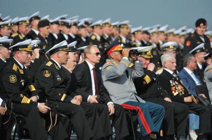 Североморск. Военно-морской парад в День ВМФ РФ. На снимке (справа налево): командующий Северным Флотом РФ адмирал Владимир Королев, министр обороны РФ Сергей Шойгу, президент РФ Владимир Путин и  командир авианосца `Адмирал флота Советского Союза Кузнецов`, капитан 1 ранга Сергей Артамонов.