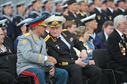 Североморск. Военно-морской парад в День ВМФ РФ. На снимке: министр обороны РФ Сергей Шойгу (слева) и командующий Северным Флотом РФ адмирал Владимир Королев.