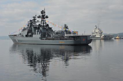 Североморск. Военно-морской парад в День ВМФ РФ. На снимке: большой противолодочный корабль `Североморск`.