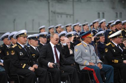 Североморск. Военно-морской парад в День ВМФ РФ. На снимке (слева направо): командир авианосца `Адмирал флота Советского Союза Кузнецов`, капитан 1 ранга Сергей Артамонов, президент РФ Владимир Путин, министр обороны РФ Сергей Шойгу и командующий Северным Флотом РФ адмирал Владимир Королев.