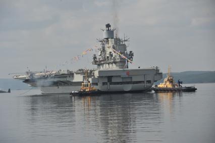 Североморск. Военно-морской парад в День ВМФ РФ. На снимке: тяжелый авианесущий крейсер `Адмирал флота Советского Союза Кузнецов`.