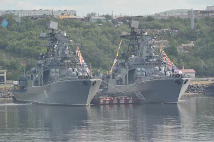 Североморск. Военно-морской парад в День ВМФ РФ. На снимке: большие противолодочные корабли `Адмирал Харламов` (слева) и `Адмирал Левченко`.