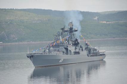 Североморск. Военно-морской парад в День ВМФ РФ. На снимке: большой противолодочный корабль `Североморск`.