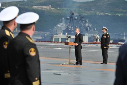 Североморск. Военно-морской парад в День ВМФ РФ. На снимке:  президент РФ Владимир Путин (в центре) и командир авианосца `Адмирал флота Советского Союза Кузнецов`, капитан 1 ранга Сергей Артамонов (справа) на палубе тяжелого авианесущего крейсера `Адмирал флота Советского Союза Кузнецов`.