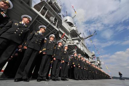 Североморск. Военно-морской парад в День ВМФ РФ. Тяжелый авианесущий крейсер `Адмирал флота Советского Союза Кузнецов`. На снимке: офицеры.