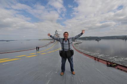 Североморск. Военно-морской парад в День ВМФ РФ. Тяжелый авианесущий крейсер `Адмирал флота Советского Союза Кузнецов`. На снимке: фотокорреспондент КП Владимир Веленгурин.