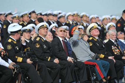 Североморск. Военно-морской парад в День ВМФ РФ. На снимке: командир авианосца `Адмирал флота Советского Союза Кузнецов`, капитан 1 ранга Сергей Артамонов (третий слева), президент РФ Владимир Путин (в центре), министр обороны РФ Сергей Шойгу (третий справа) и командующий Северным Флотом РФ адмирал Владимир Королев (второй справа).