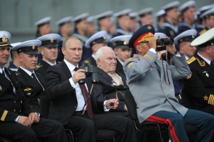 Североморск. Военно-морской парад в День ВМФ РФ. На снимке: президент РФ Владимир Путин (третий слева) и министр обороны РФ Сергей Шойгу (справа).