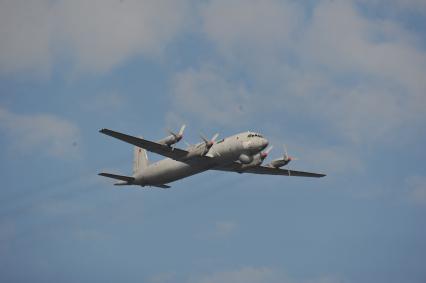 Североморск. Военно-морской парад в День ВМФ РФ. На снимке: противолодочный самолет Ил-38.