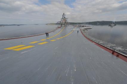 Североморск. Военно-морской парад в День ВМФ РФ. Тяжелый авианесущий крейсер `Адмирал флота Советского Союза Кузнецов`. На снимке: военнослужащий стоит на палубе крейсера.