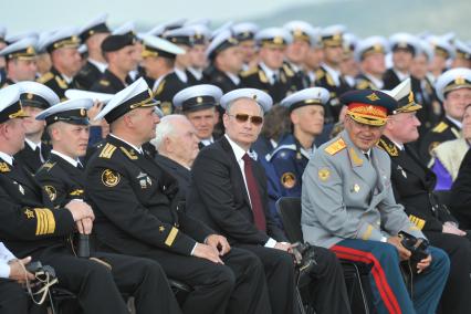 Североморск. Военно-морской парад в День ВМФ РФ. На снимке: командир авианосца `Адмирал флота Советского Союза Кузнецов`, капитан 1 ранга Сергей Артамонов (третий слева), президент РФ Владимир Путин (в центре), министр обороны РФ Сергей Шойгу (второй справа).