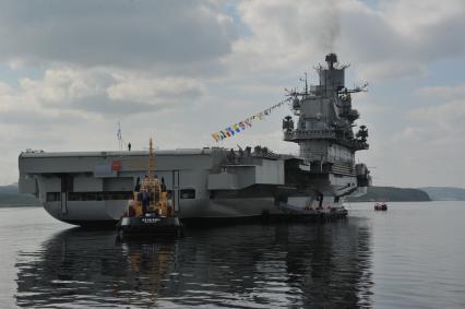 Североморск. Военно-морской парад в День ВМФ РФ. На снимке: тяжелый авианесущий крейсер `Адмирал флота Советского Союза Кузнецов`.