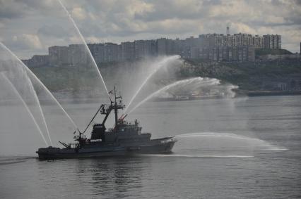 Североморск. Военно-морской парад в День ВМФ РФ. На снимке: противопожарный катер ПЖК-2055.