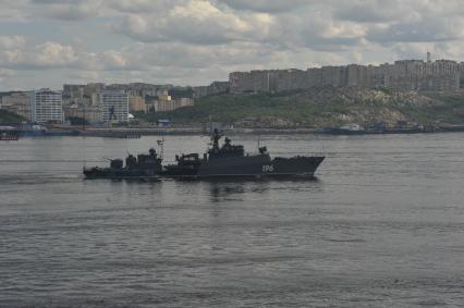 Североморск. Военно-морской парад в День ВМФ РФ. На снимке: малый противолодочный корабль МПК-59 `Снежногорск`.