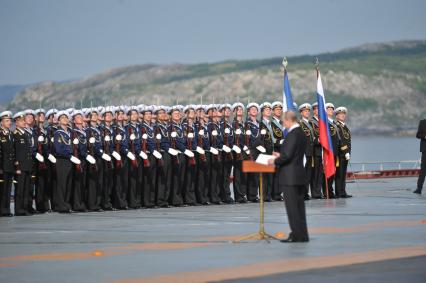 Североморск. Военно-морской парад в День ВМФ РФ. На снимке:  президент РФ Владимир Путин на палубе тяжелого авианесущего крейсера `Адмирал флота Советского Союза Кузнецов`.