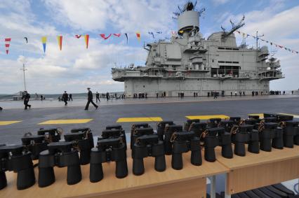 Североморск. Военно-морской парад в День ВМФ РФ. Тяжелый авианесущий крейсер `Адмирал флота Советского Союза Кузнецов`.