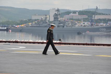 Североморск. Военно-морской парад в День ВМФ РФ. Тяжелый авианесущий крейсер `Адмирал флота Советского Союза Кузнецов`.