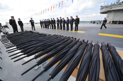 Североморск. Военно-морской парад в День ВМФ РФ. Тяжелый авианесущий крейсер `Адмирал флота Советского Союза Кузнецов`. На снимке: черные зонты.