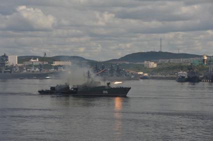 Североморск. Военно-морской парад в День ВМФ РФ. На снимке: малый противолодочный корабль МПК-59 `Снежногорск`.