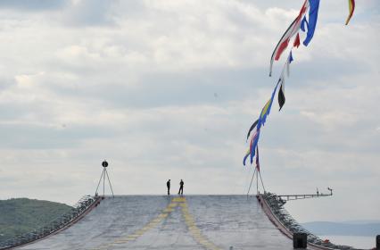 Североморск. Военно-морской парад в День ВМФ РФ. Тяжелый авианесущий крейсер `Адмирал флота Советского Союза Кузнецов`. На снимке: военнослужащие стоят на палубе крейсера.