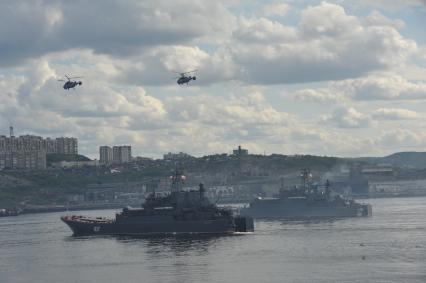 Североморск. Военно-морской парад в День ВМФ РФ. На снимке: большой десантный корабль БДК-182 `Кондопога`.