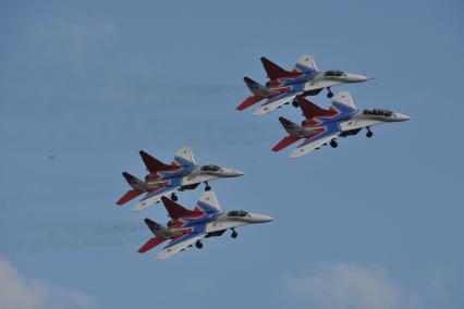 Североморск. Военно-морской парад в День ВМФ РФ. Показательные выступления. На снимке: самолеты пилотажной группы `Стрижи` МиГ-29.